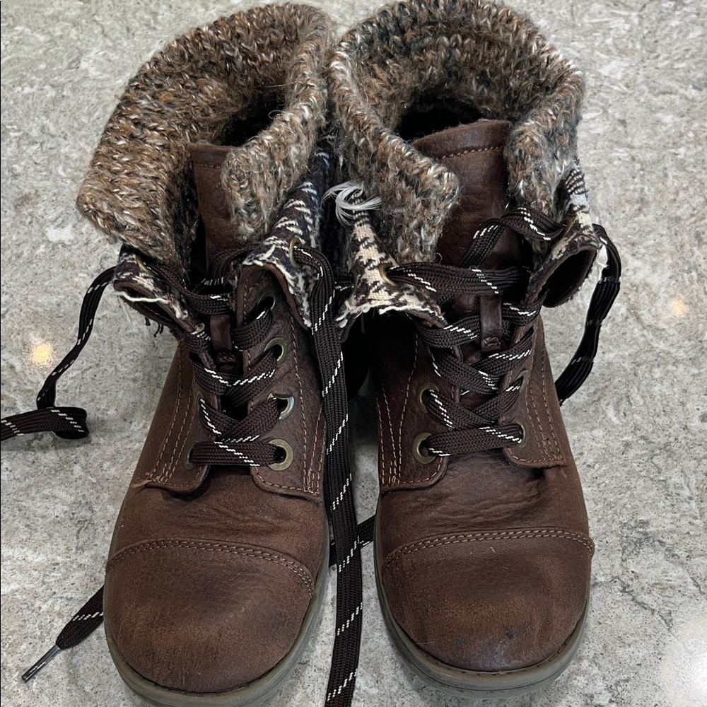 Natural Reflections Size 6 Dark Brown Lace-Up Boots with Knit Collar
